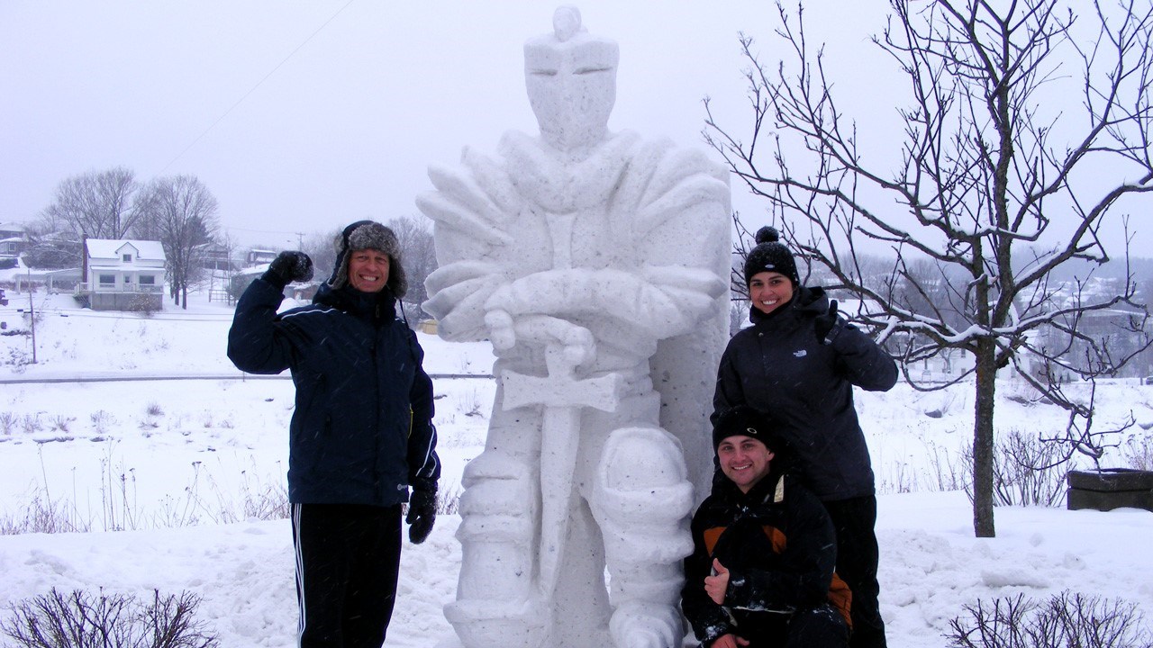 L’équipe Duval, formée de Denys Duval, Marie-Pier Duval et Jean-Philippe Gagnon, lors du Concours de sculpture sur neige.