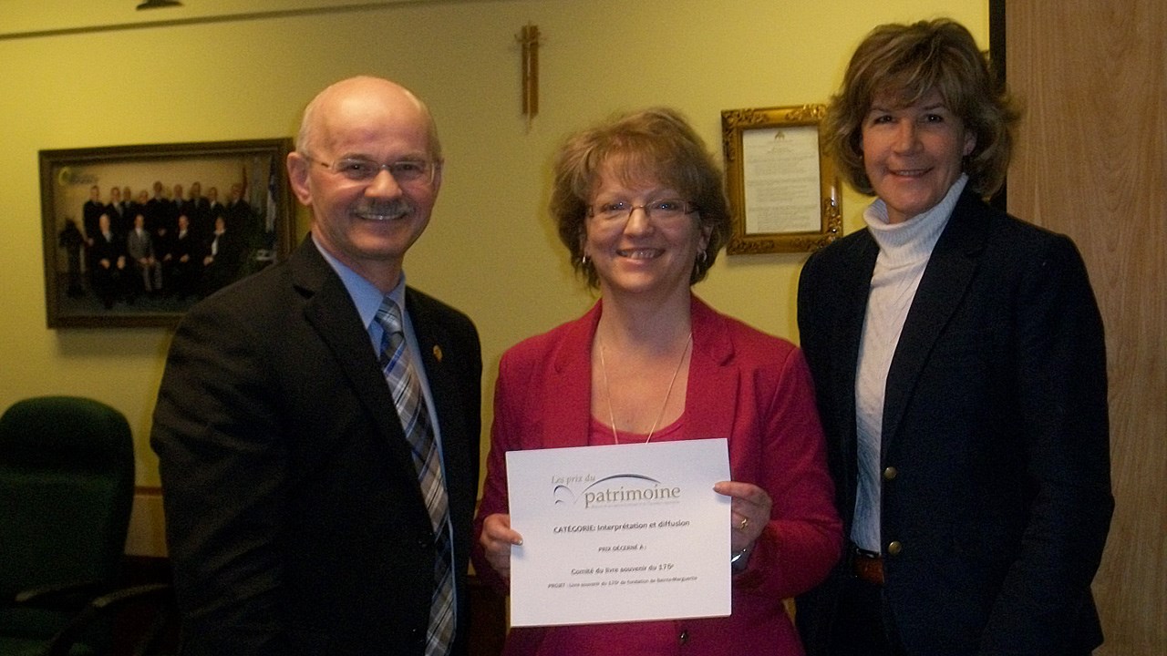 Pour la catégorie « L’interprétation et la diffusion », le lauréat est le Comité du livre souvenir du 175e de fondation de la municipalité de Sainte-Marguerite. Sur la photo, Mme Nicole Chabot et Mme Martine Roy.
