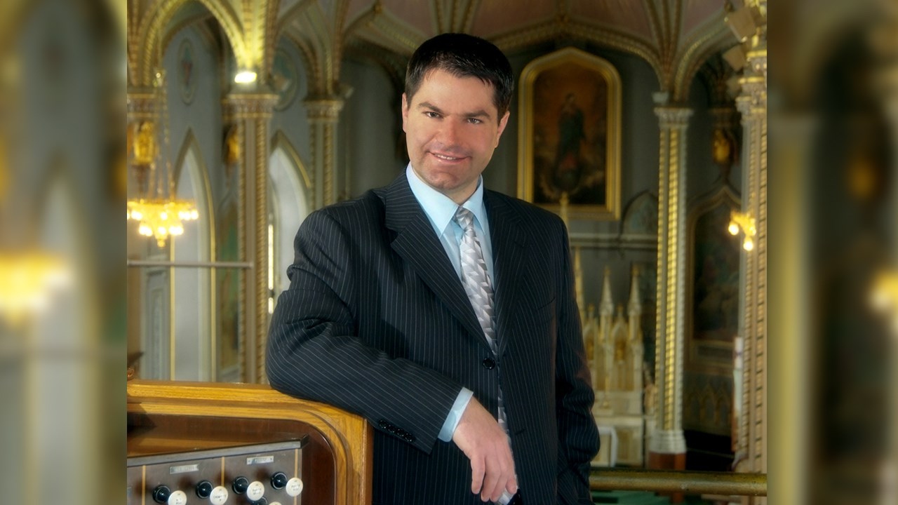 L’organiste titulaire des grandes orgues de l’église de Sainte-Marie, Dominique Gagnon.