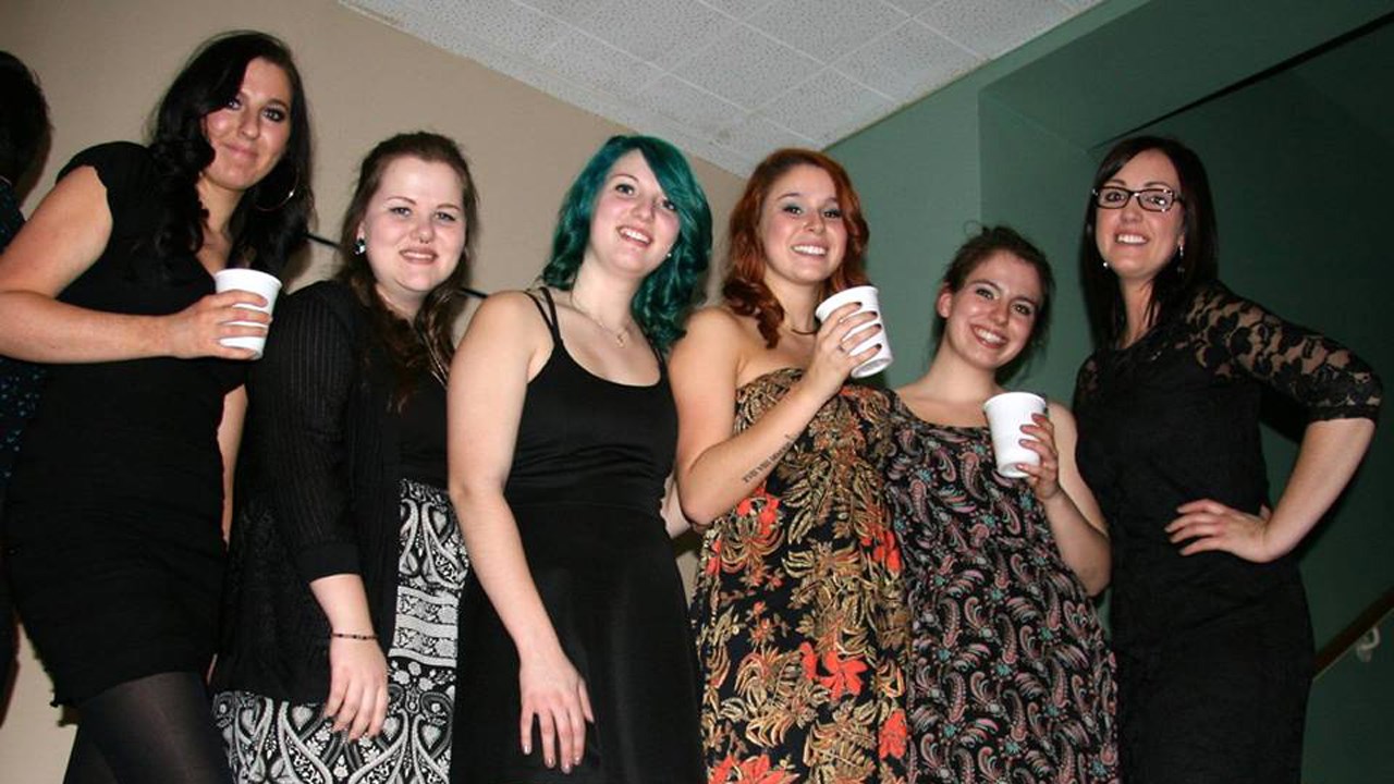 Les finissantes 2015 du programme d'Arts visuels du Cégep Beauce-Appalaches, Havana Larochelle, Catherine Langlois, Annie-Claude Turcotte, Kim Champagne, Léa Paquet, Marie Groleau