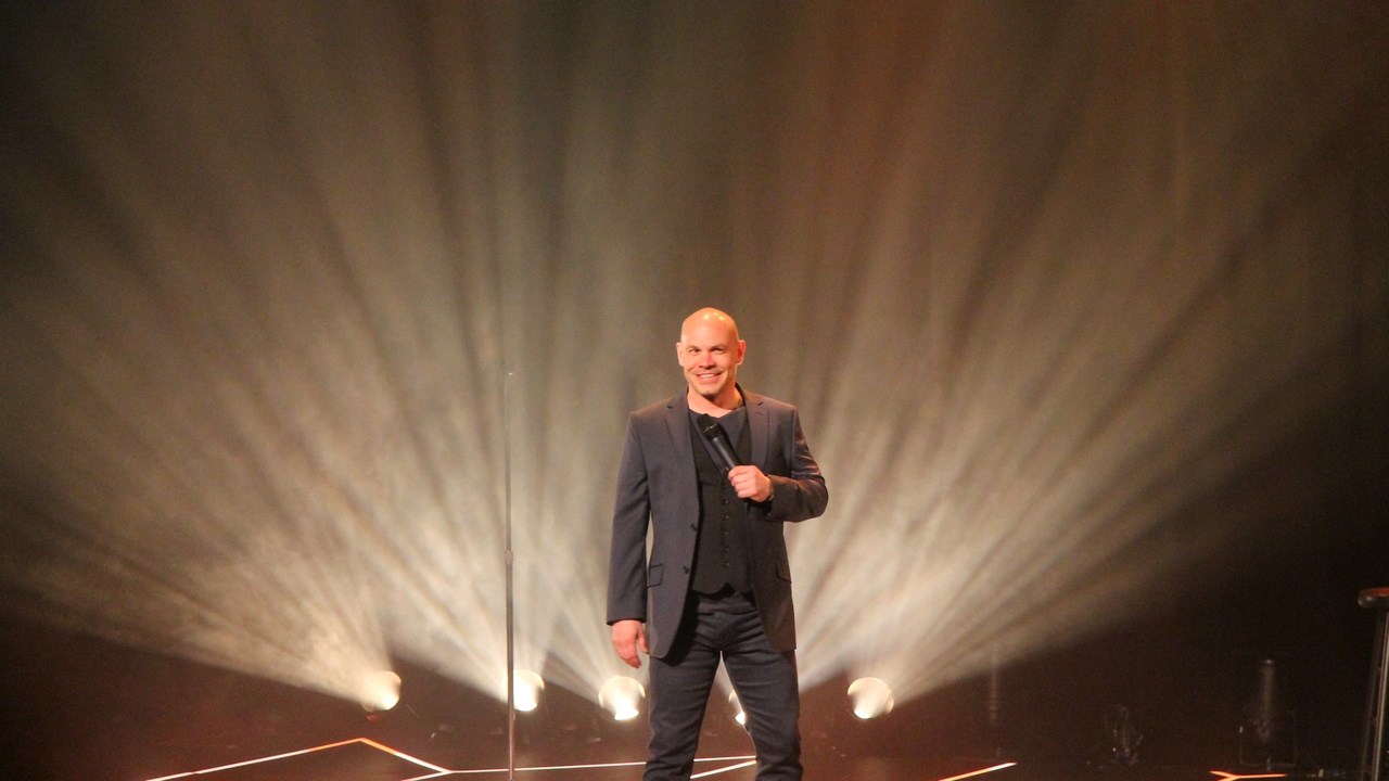 L'humoriste Maxim Martin était en spectacle à Saint-Georges ce vendredi 8 mai pour présenter son one-man-show intitulé " Enfin ".