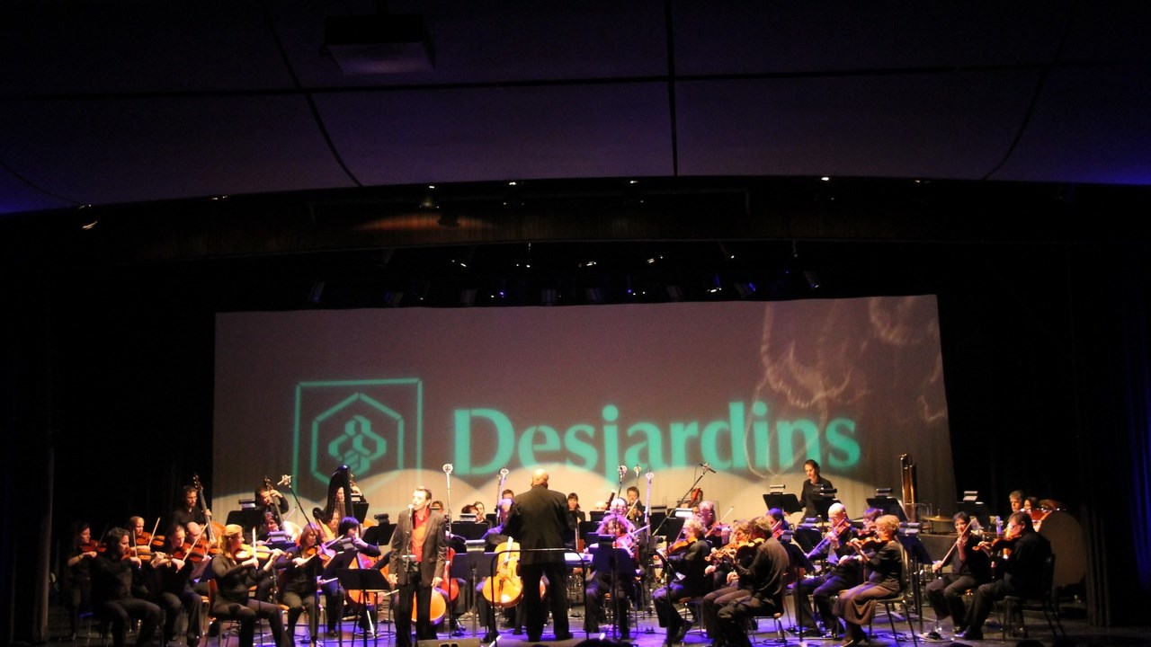 L'Orchestre symphonique de Québec était en spectacle à Saint-Georges ce samedi 9 mai pour un concert-hommage au chanteur Belge Jacques Brel.