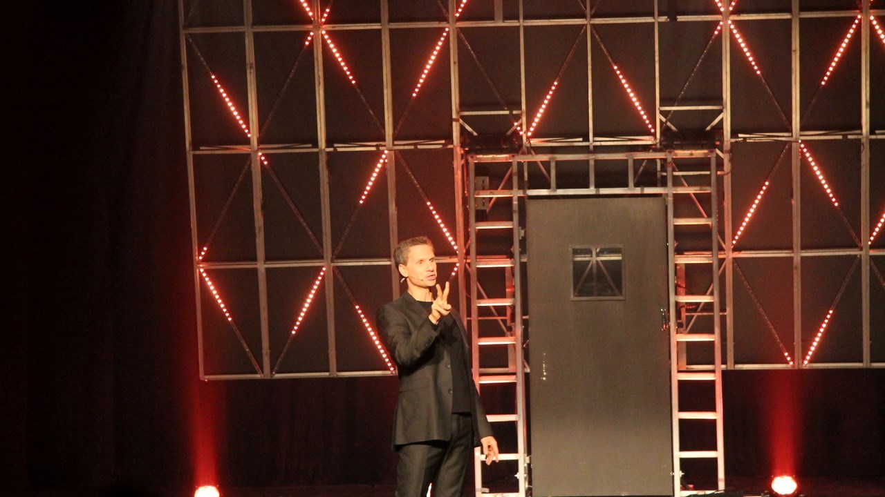 François Morency était en spectacle à Saint-Georges ce vendredi 15 mai. Il présentait son quatrième one-man-show intitulé " Furieusement calme ". 