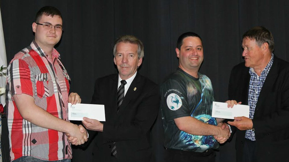 Marc Bisson, le directeur de Fierbourg André Boisvert, Carol Poulin et Michel Brassard, commissaire de la Commission scolaire des premières seigneuries