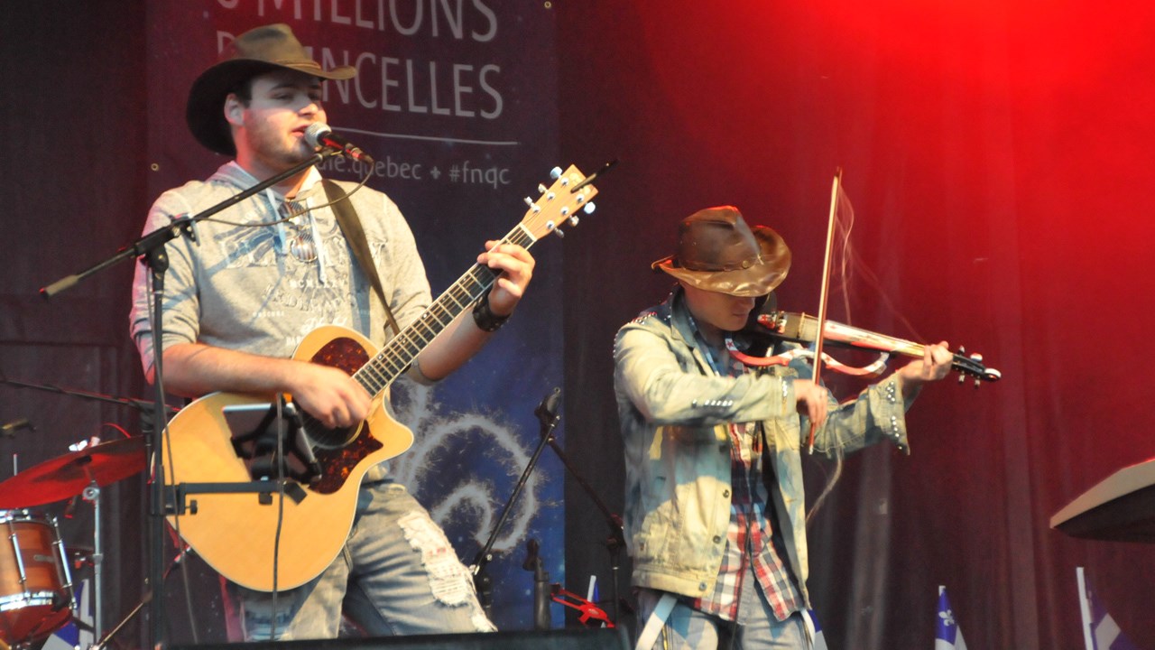 Les Cajuns, un duo composé de Phil Lauzon et Dave Chenele, ont fait vibrer la foule lors de leur prestation.