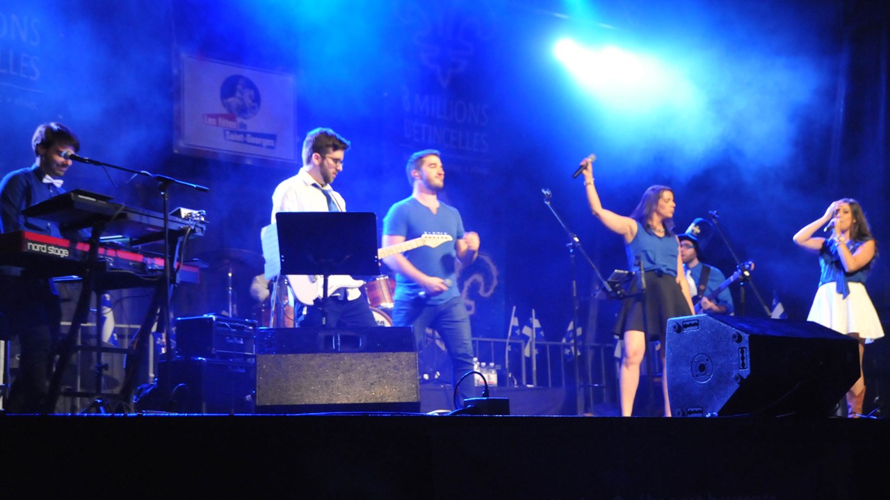 Le groupe « Fastlane » lors de sa prestation sur la scène de la Place de l'église, le soir du 23 juin.