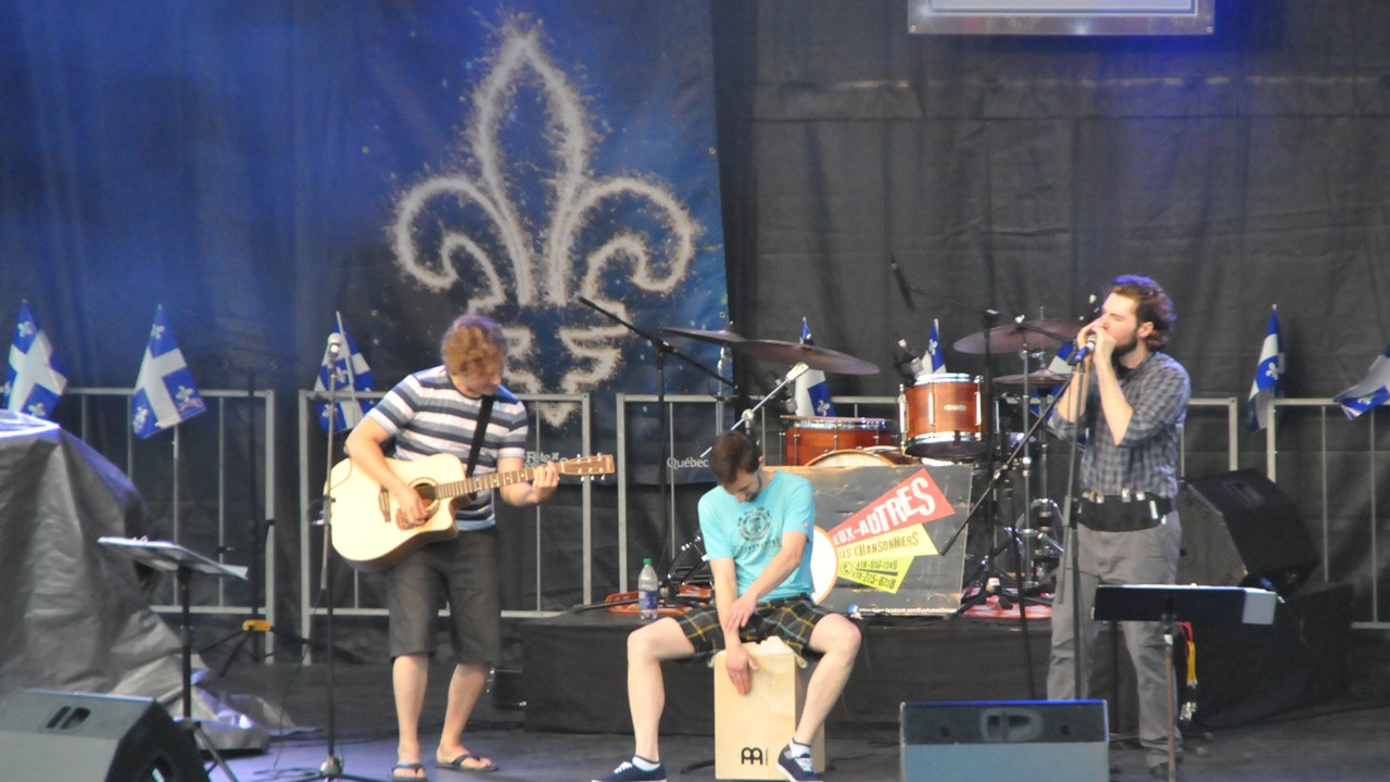 C'est le trio « Eux-Autres » qui a ouvert le spectacle de la Fête nationale à la Place de l'église de Saint-Georges.