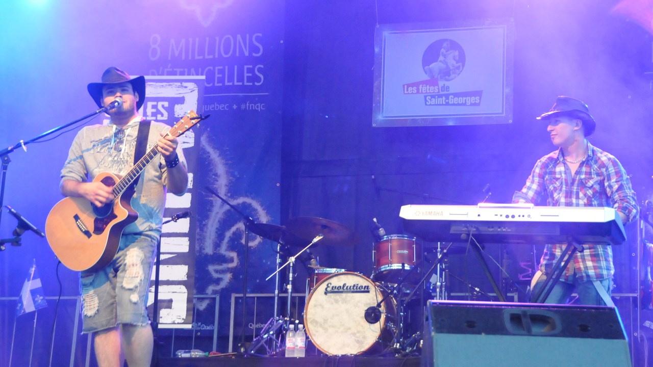 Les Cajuns, un duo composé de Phil Lauzon et Dave Chenele, ont fait vibrer la foule lors de leur prestation.