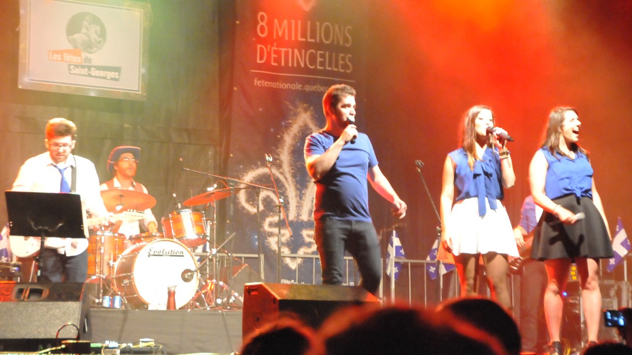 Le groupe « Fastlane » lors de sa prestation sur la scène de la Place de l'église, le soir du 23 juin.