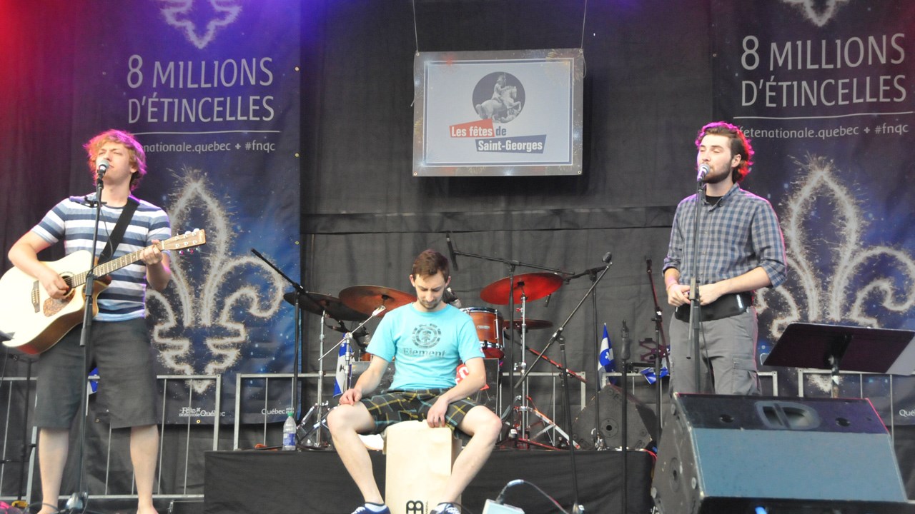 C'est le trio « Eux-Autres » qui a ouvert le spectacle de la Fête nationale à la Place de l'église de Saint-Georges.