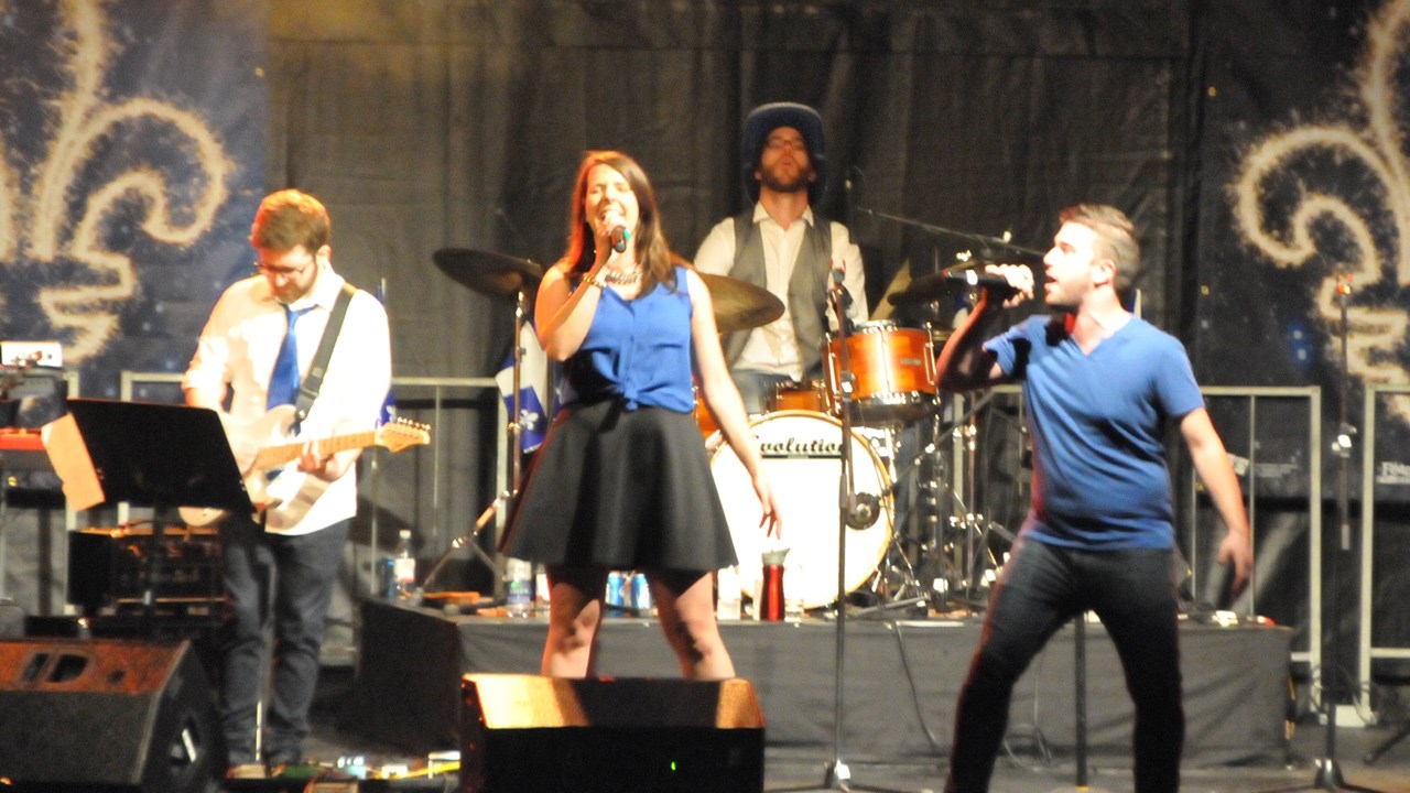 Le groupe « Fastlane » lors de sa prestation sur la scène de la Place de l'église, le soir du 23 juin.