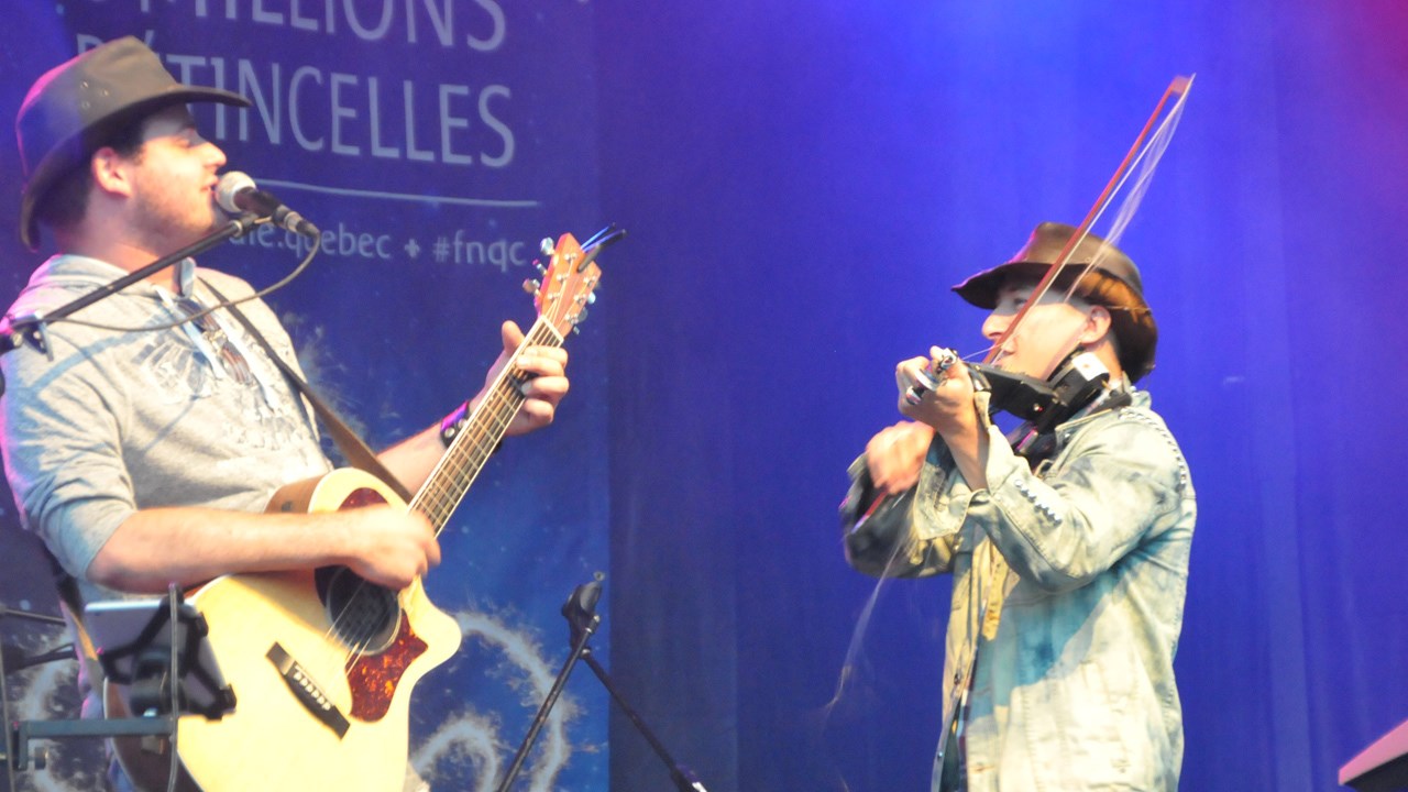 Les Cajuns, un duo composé de Phil Lauzon et Dave Chenele, ont fait vibrer la foule lors de leur prestation.