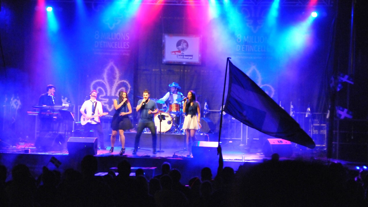 Le groupe « Fastlane » lors de sa prestation sur la scène de la Place de l'église, le soir du 23 juin.