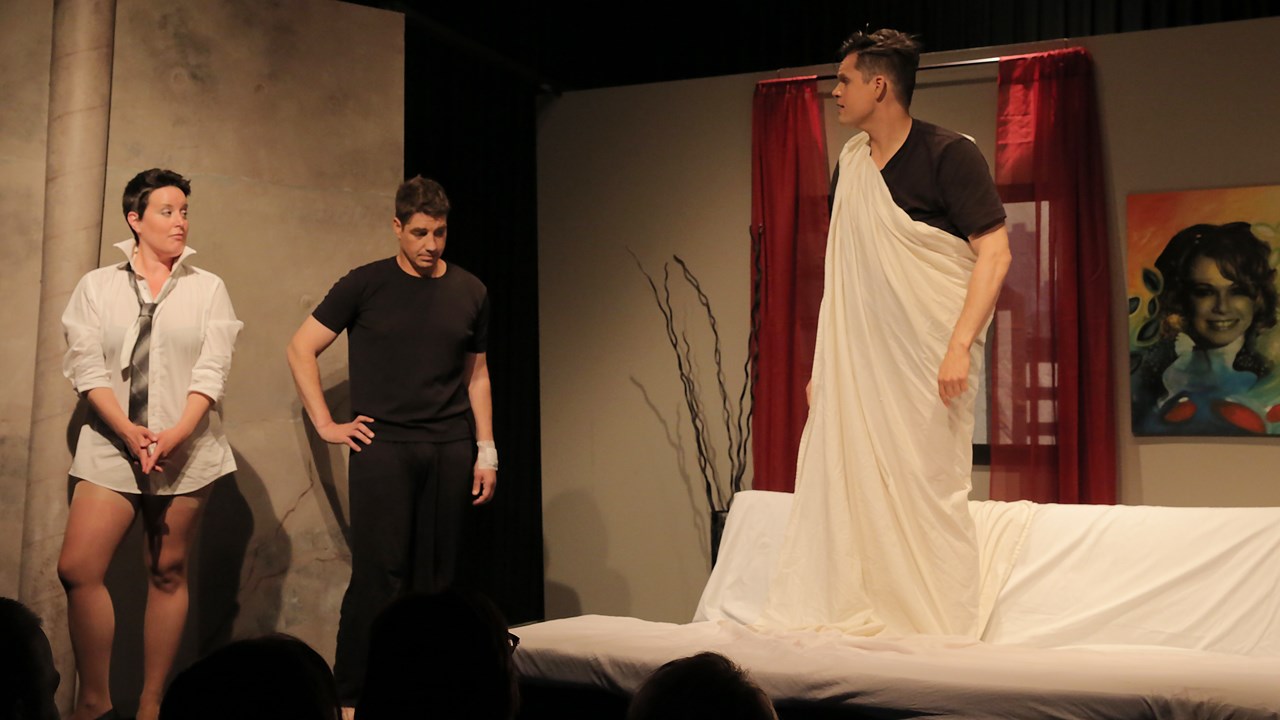 « Bonjour ivresse! » : une comédie loin d’être sobre au Théâtre du Ganoué