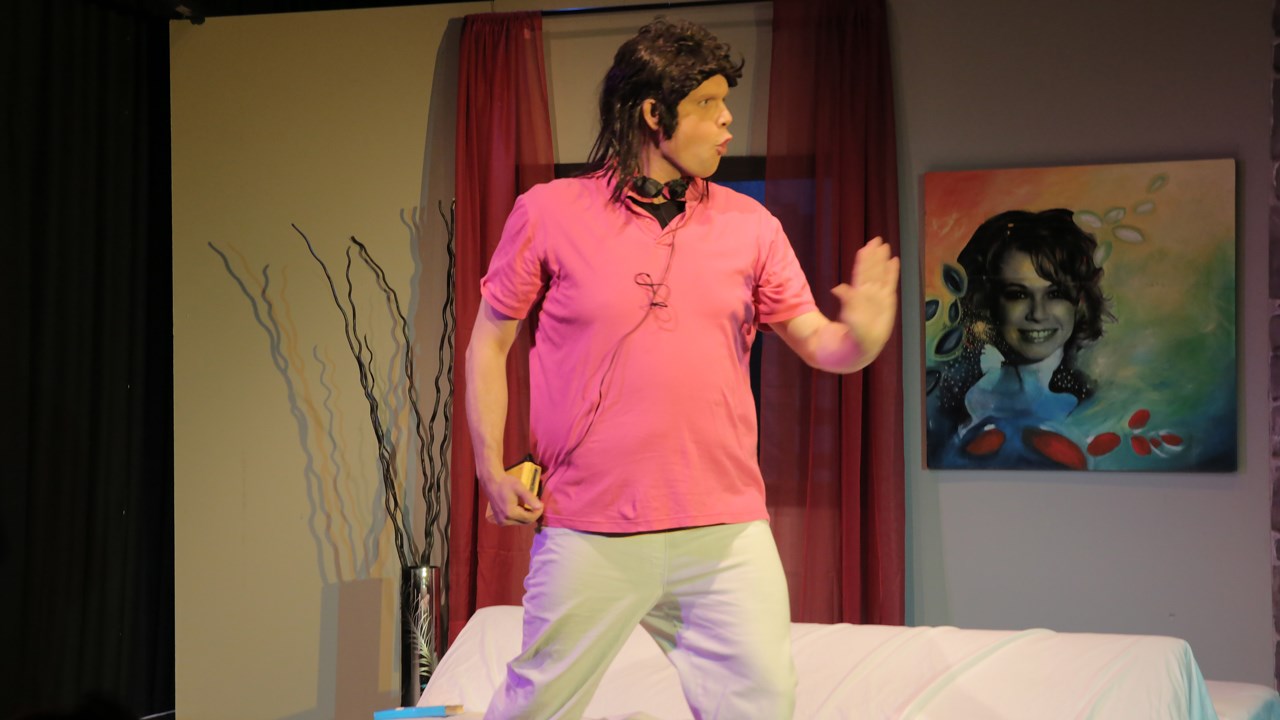 « Bonjour ivresse! » : une comédie loin d’être sobre au Théâtre du Ganoué