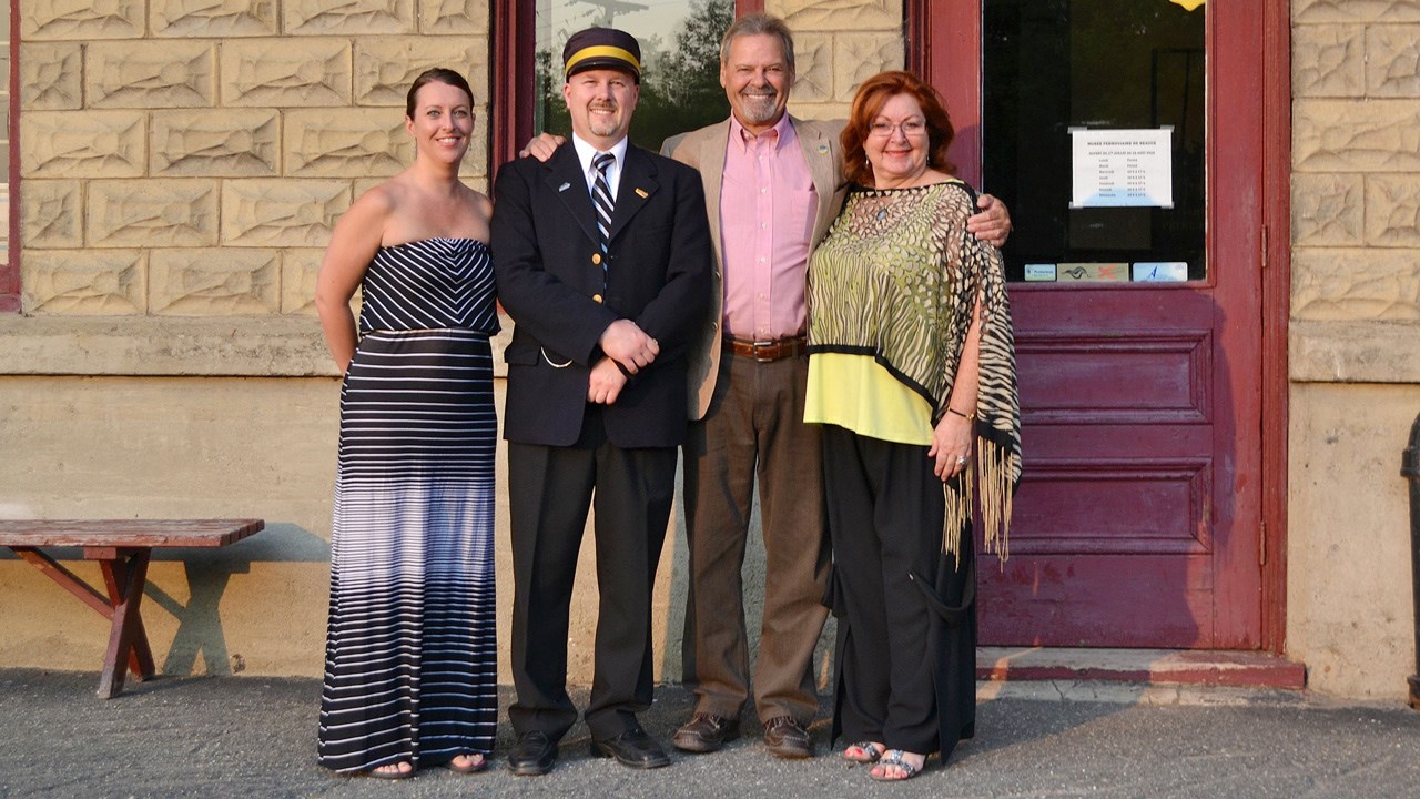 De gauche à droite: Émilie Grenier-Hamel, conseillère municipale et représentante pour Vallée-Jonction; Stephan Vachon, président du MFB; André Spénard, député de Beauce-Nord; ainsi que Lyse Marsan, artiste-peintre et porte-parole du Musée ferroviaire de Beauce.