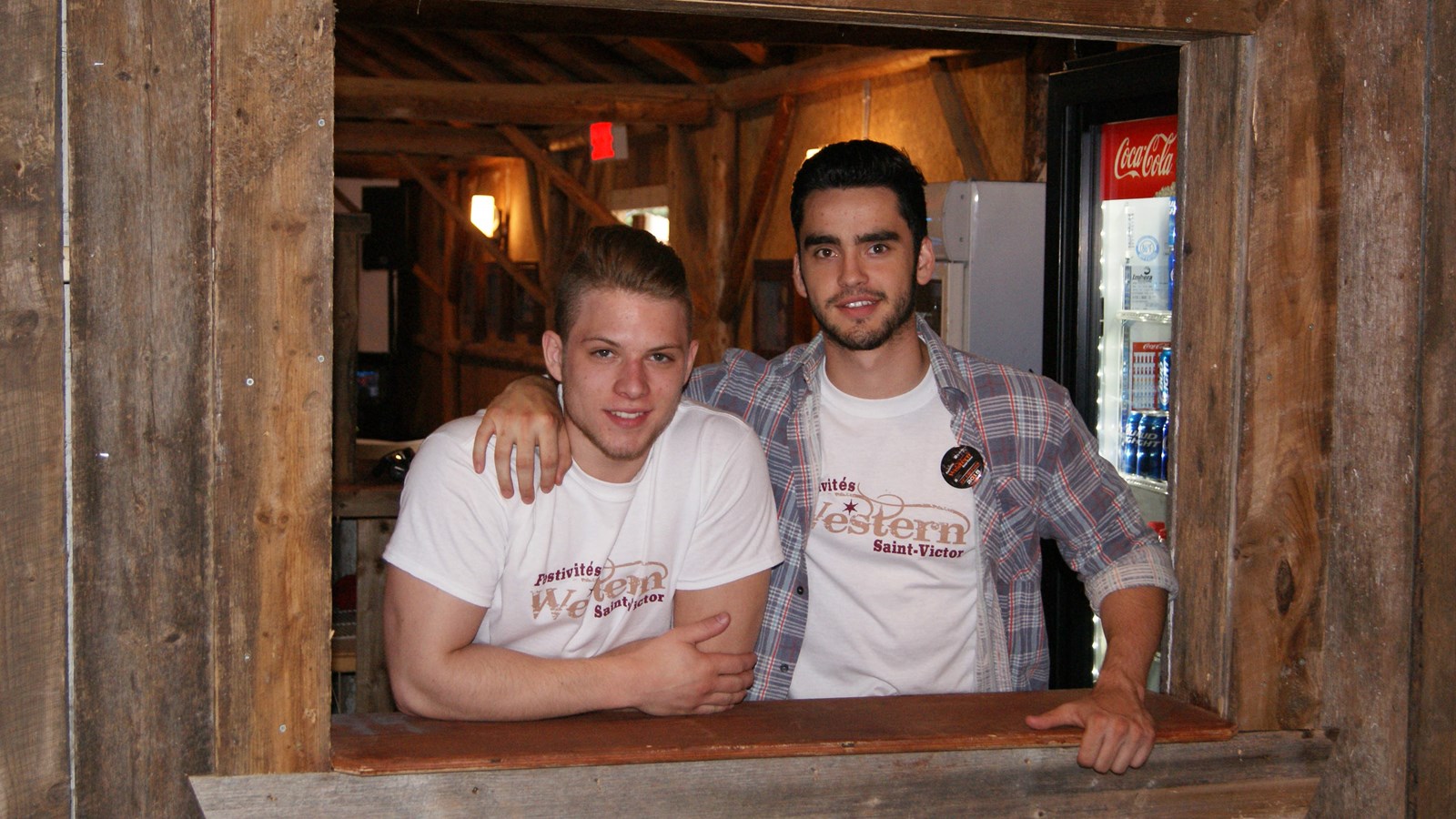 Vincent Paradis et Maxime Lessard étaient les serveurs hier à la Halte du cowboy