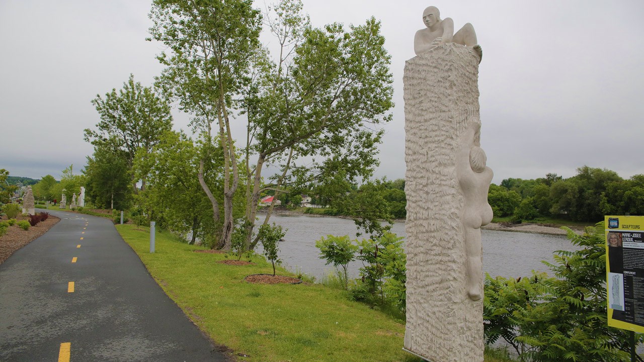 L’œuvre intitulée « Escalade extrême : toucher les sommets » de l’artiste Marie-Josée Leroux a été érigée sur la Promenade Redmond.