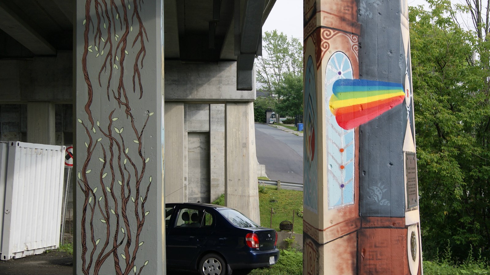 Les artistes de la rue exposent leurs oeuvres sous le viaduc Josaphat-Poulin
