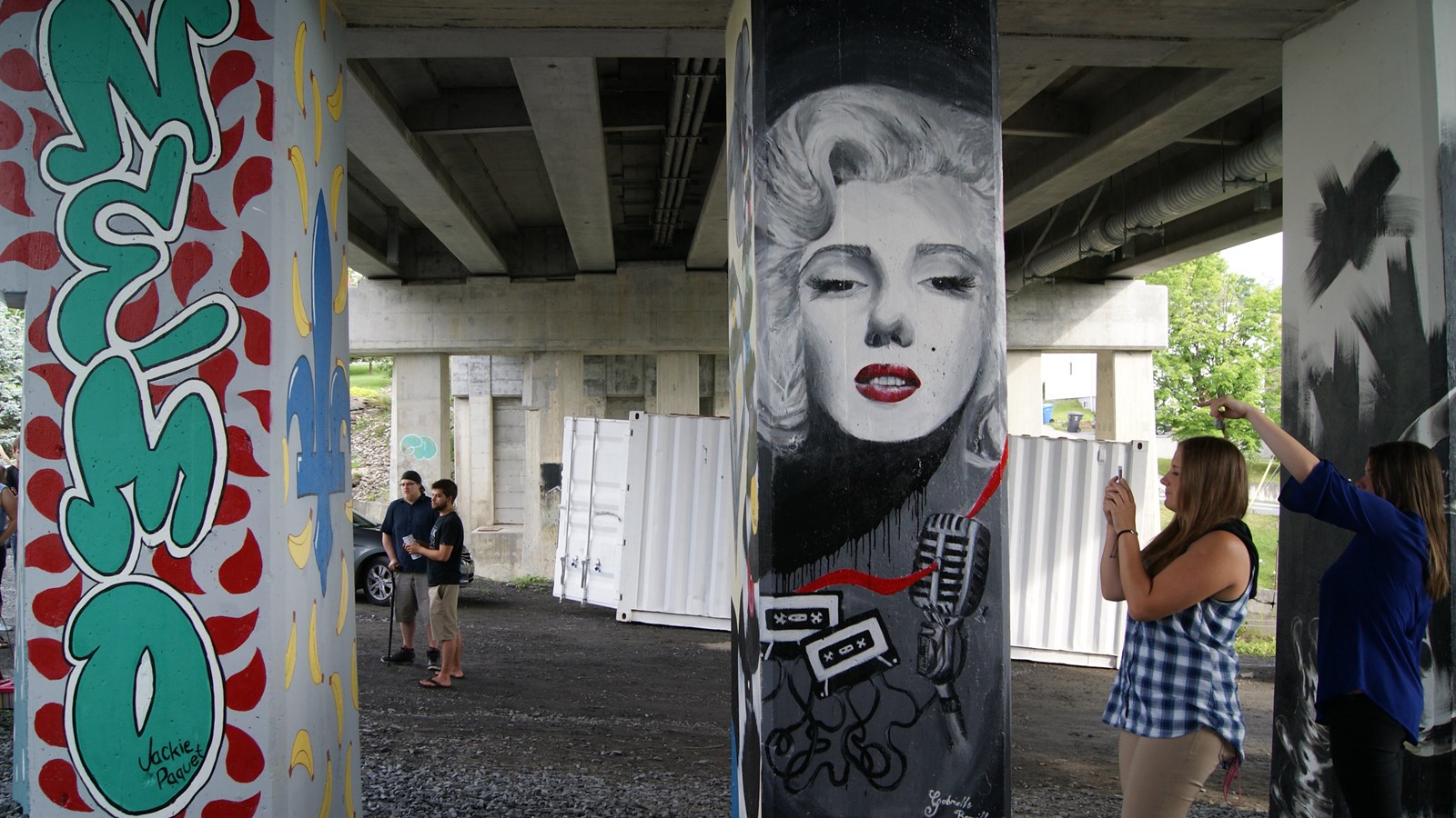 Les artistes de la rue exposent leurs oeuvres sous le viaduc Josaphat-Poulin