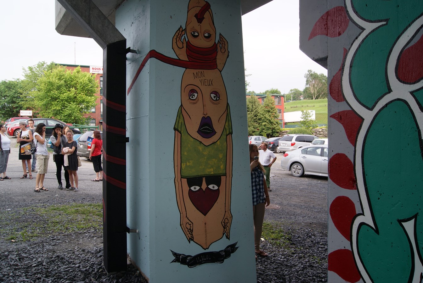 Les artistes de la rue exposent leurs oeuvres sous le viaduc Josaphat-Poulin