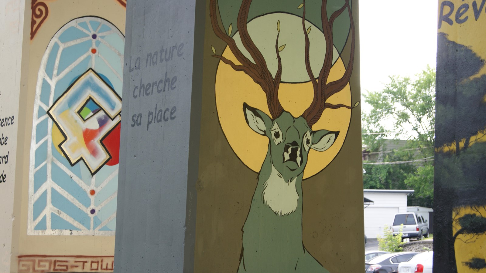 Les artistes de la rue exposent leurs oeuvres sous le viaduc Josaphat-Poulin