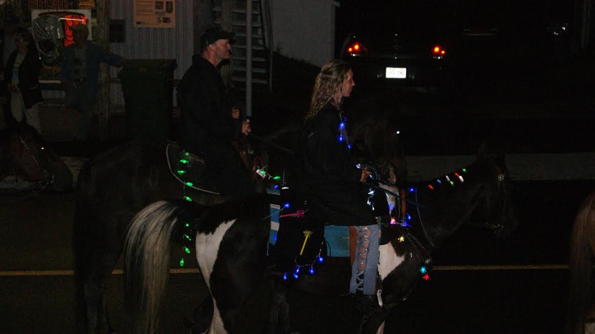 Quelques centaines de personnes assistent à la parade des chars et des chevaux illuminés à Nashville en Beauce