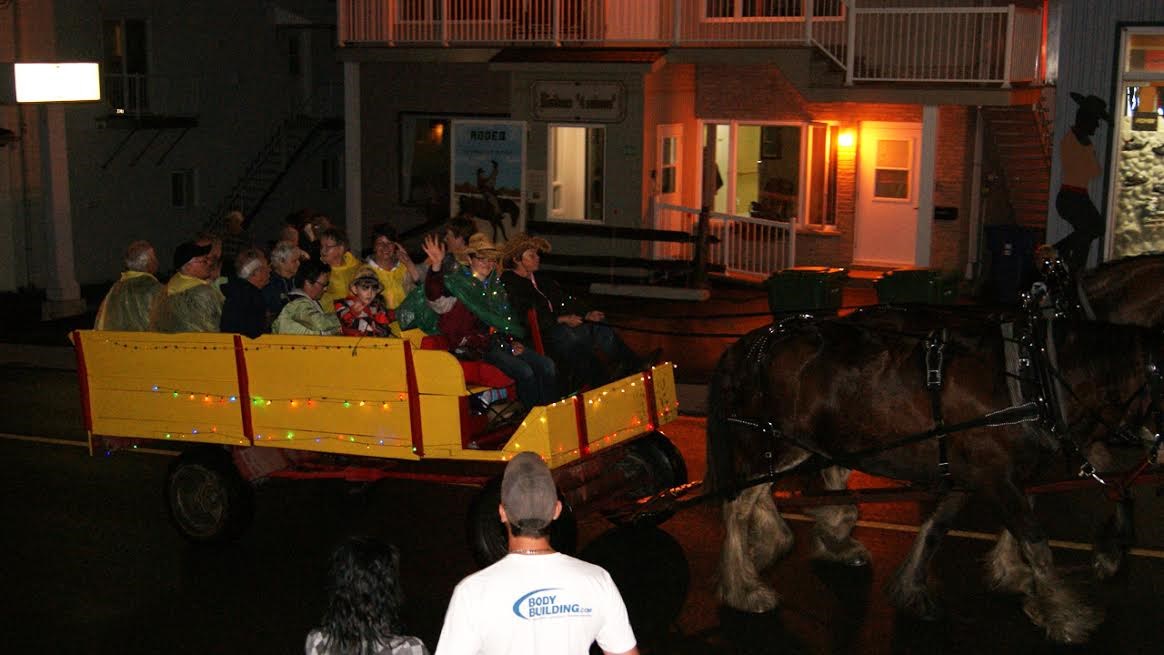 Quelques centaines de personnes assistent à la parade des chars et des chevaux illuminés à Nashville en Beauce