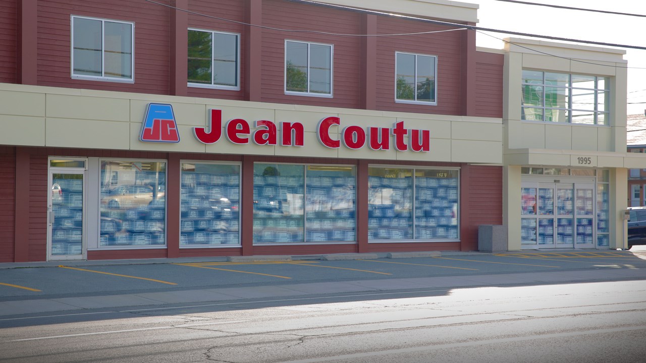 Vente de déménagement pour l’ouverture du nouveau Jean Coutu du boulevard Dionne à Saint-Georges