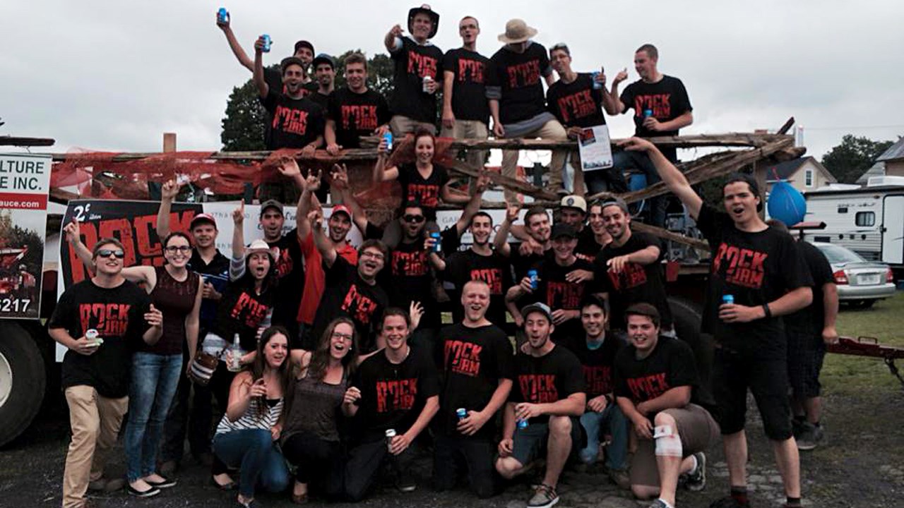 Photo prise lors de la parade du Festival Western de St-Victor pour faire la promotion du "Rock Jam La Renaissance".
