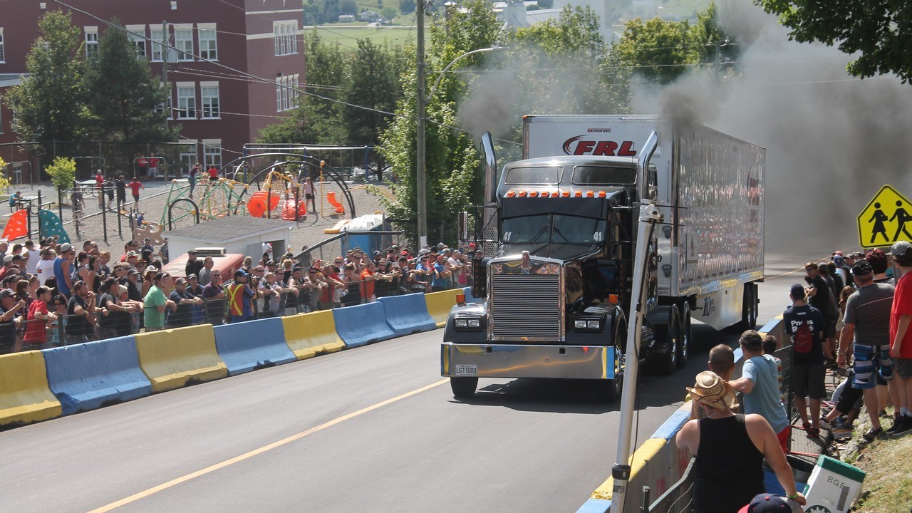 Les courses de camion de Saint-Joseph attirent des milliers de spectateurs