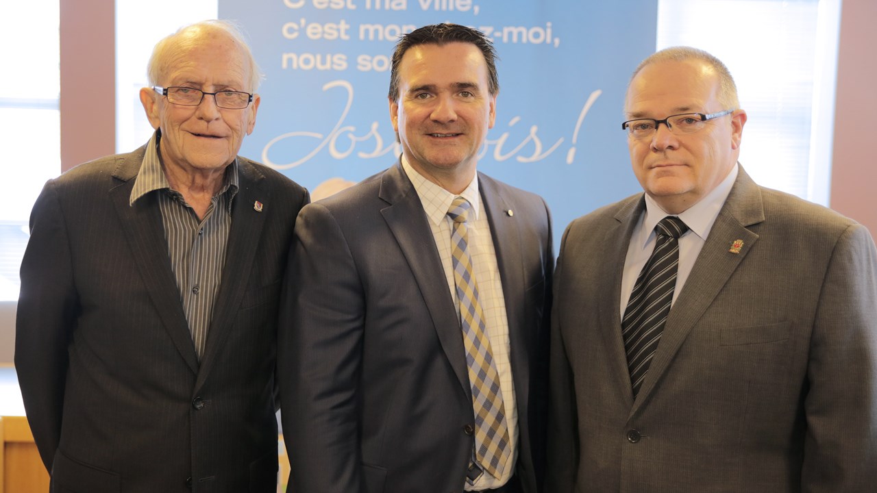 De gauche à droite: Michel Cliche, maire de Saint-Joseph; Donald Paquetcoprésident de la campagne de financement et directeur général de la Caisse Desjardins du Sud de la Chaudière; Luc Provençal, préfet de la MRC Robert-Cliche et maire de Beauceville.