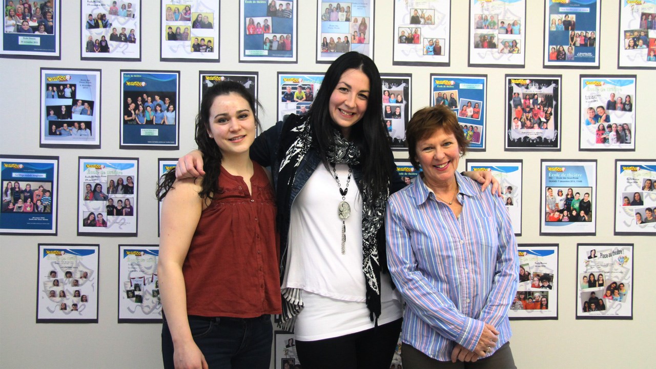 Anaïs Nadeau-Vachon (à gauche), Caroline Audet (au centre) et Solange Thibodeau (à droite) ont annoncé que la saison du Théâtre de l'Hôtel de Ville commencera le 4 juin.
