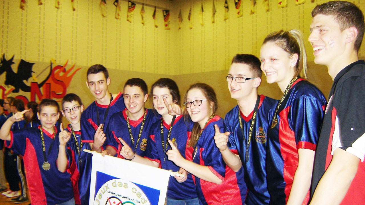 Les médaillés d’or en volleyball de l’Escadron 881 de Saint-Joseph en compagnie de l’élève-officier Simon Maheux, responsable de la discipline.
