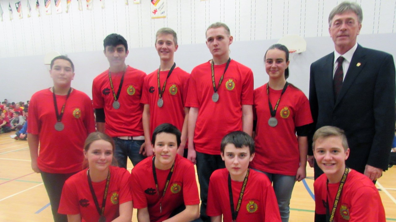 Les médaillés d’argent en soccer du corps de cadets 2898 de Sainte-Marie en compagnie de Rémi Langevin, maire suppléant de Montmagny.