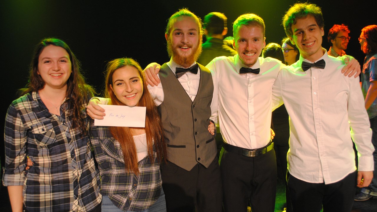 Le groupe Double seuil. De gauche à droite : Stéphanie Cloutier (Lac Etchemin), Émilie Cloutier (St-Joseph), Bruno-Pier Busque (St-Éphrem), Émile Caron (St-Georges) et Jacob Fortin (Ste-Aurélie)