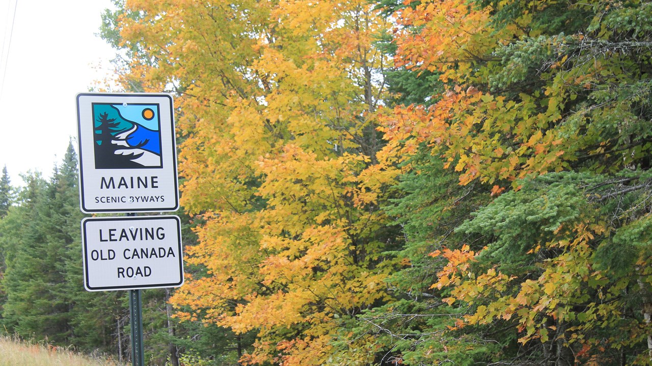 La Montée des couleurs entre le Poste frontière et Jackman dans le Maine