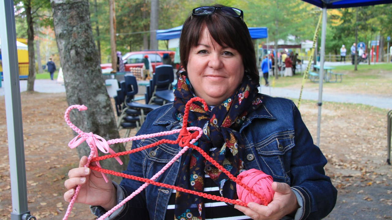 Caroline Paquet, artisane beauceronne, a enseigné de nouvelles techniques pour recouvrir des cintres.