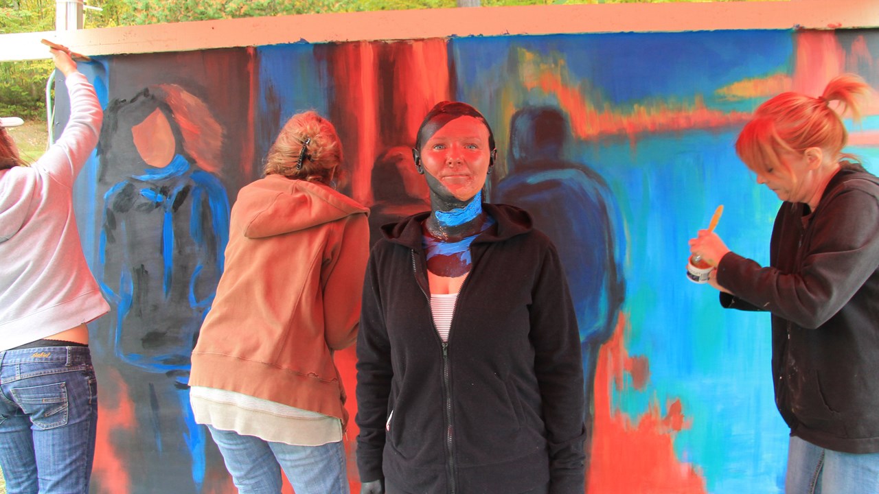 Laura Paquet, modèle vivant,

à sa droite sur la photo, Johanne Maheux, artiste peintre dont on a non seulement reproduit l’œuvre mais on l’a également rendue vivante.
