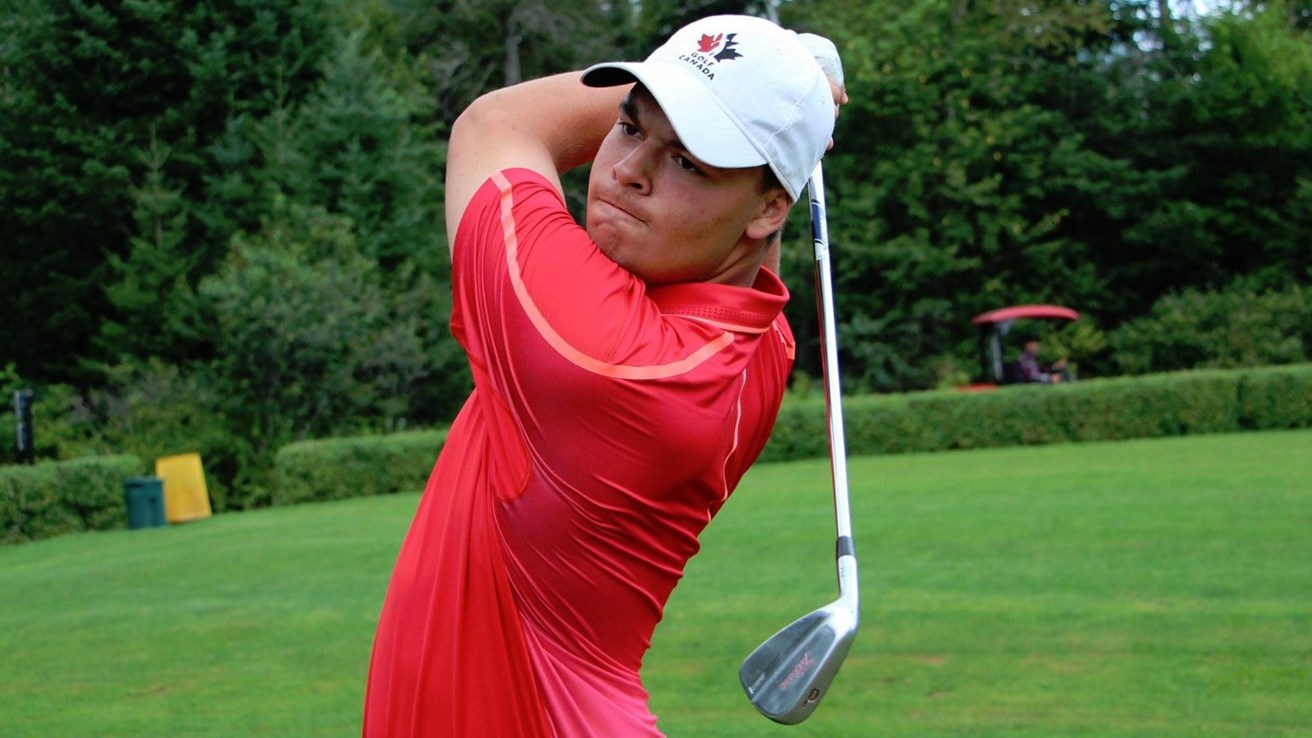 Adam Poulin aide l'équipe de golf du Rouge et Or a remporté le championnat de la RSEQ