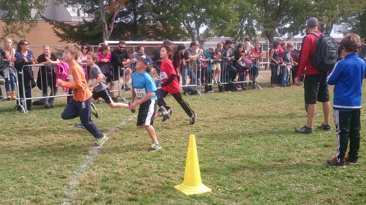 Plus de 800 jeunes de la CSBE participent à la compétition annuelle de cross-country