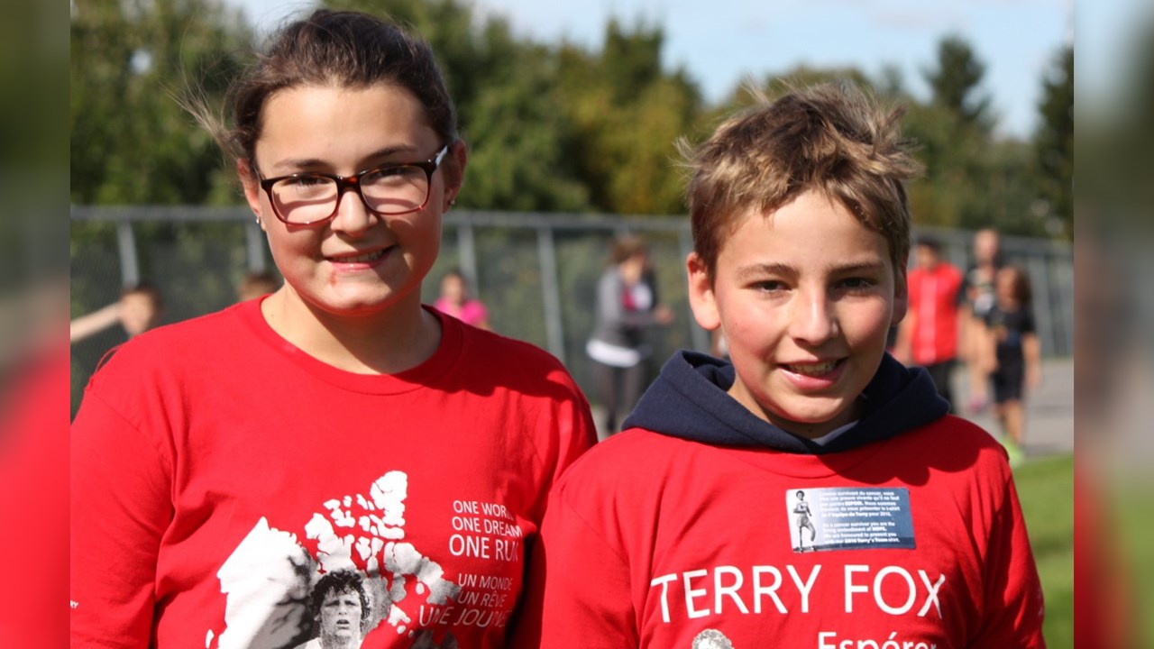 Méganne Lachance en deuxième secondaire et Xavier Roy en première secondaire portaient le chandail rouge de Terry Fox pour les survivants du cancer lors de l'événement.