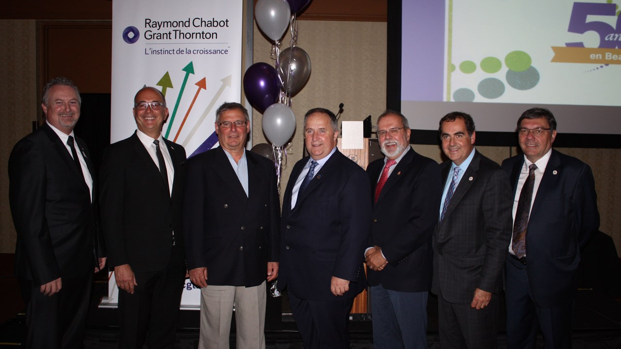 Rémi Fortin, associé responsable des bureaux de la Beauce, Emilio B. Imbriglio, président et chef de la direction, Richard Couët, maire de Saint-Prosper, Paul Busque, député de Beauce-Sud, Claude Morin, maire de Saint-Georges, Mario Morin, vice-président régional, et Raymond Poulin, associé.