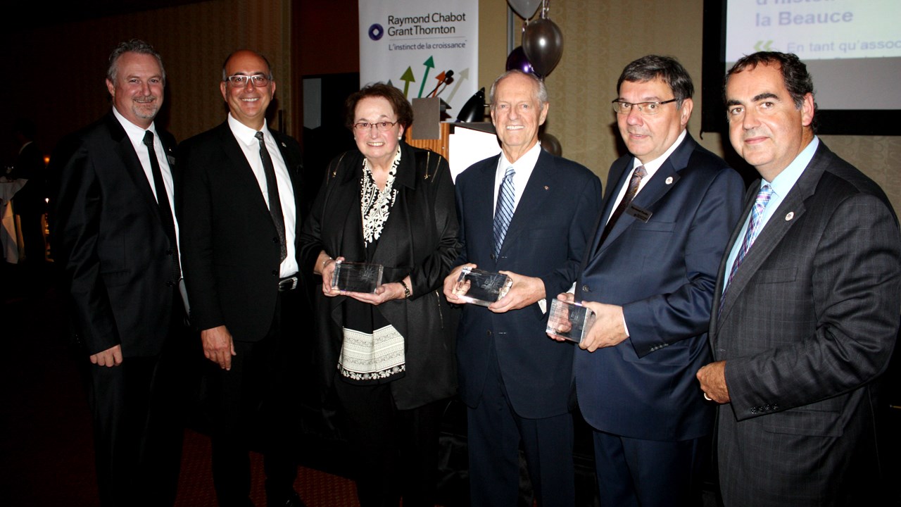 Rémi Fortin, associé responsable des bureaux de la Beauce, Emilio B. Imbriglio, président et chef de la direction, Monique Jacob et Raymond Renaud, fondateurs du bureau de Saint-Georges, Raymond Poulin, associé, et Mario Morin, vice-président régional.