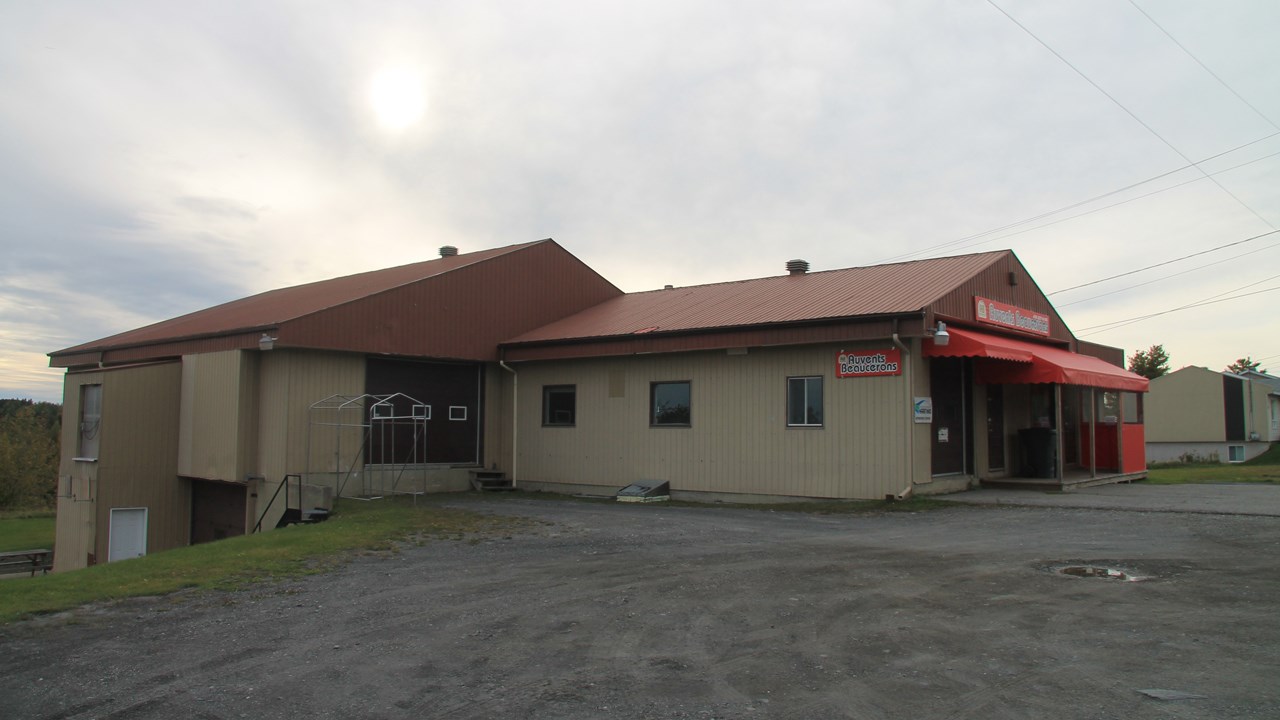 C’est dans cette bâtisse de la Route Kennedy, maintenant propriété des Auvents Beaucerons, que Mobilier Cham-Bois s’est installée et est restée jusqu’à la vente en 2002.