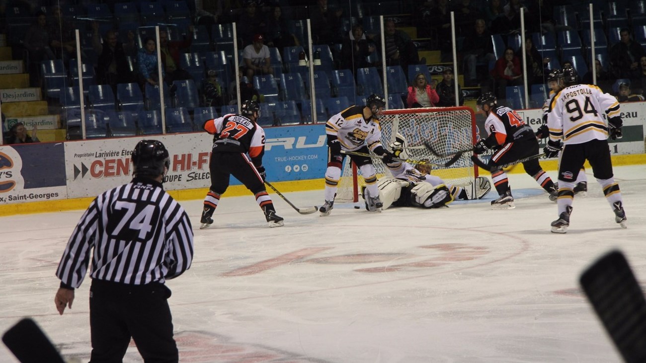 Le Cool FM s'est incliné 4-2 contre l'Assurancia de Thetford Mines samedi soir dernier à Saint-Georges lors de son premier match local de la saison 2016-2017.