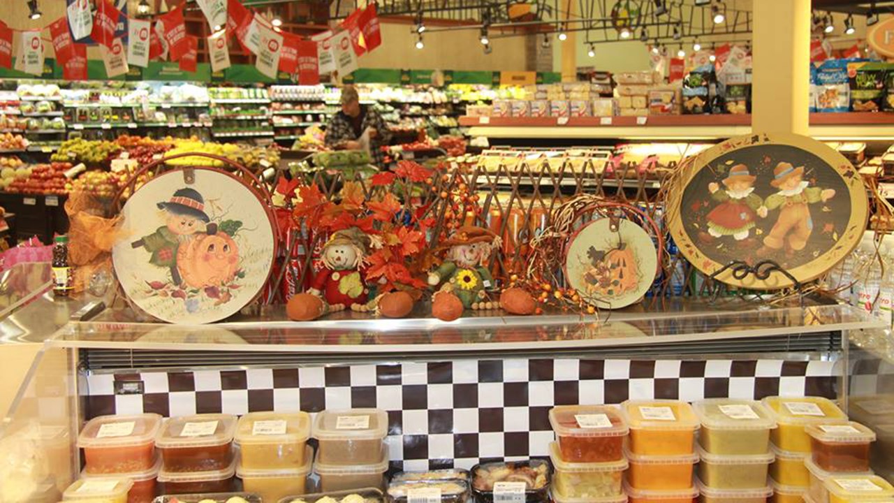 Dans les commerces, on pare les tablettes des couleurs de la fête de l'automne