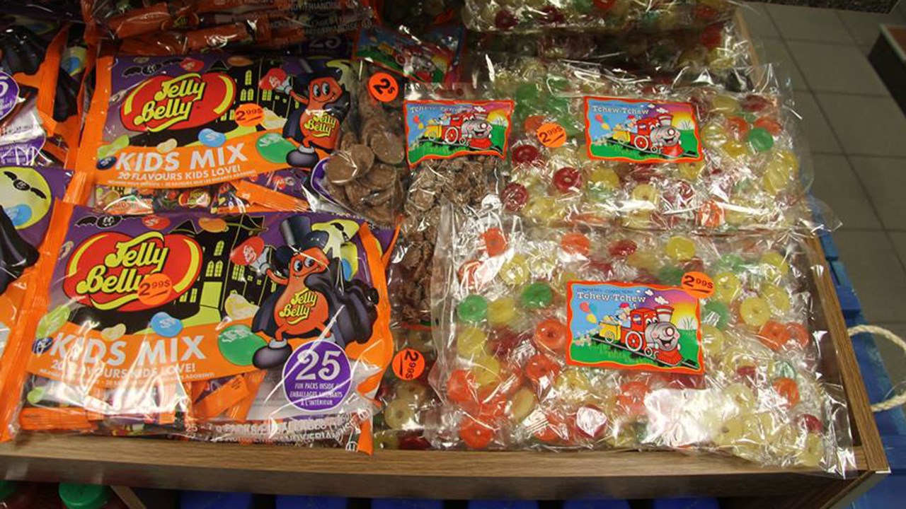 Pour les petits, c'est la fête des bonbons.