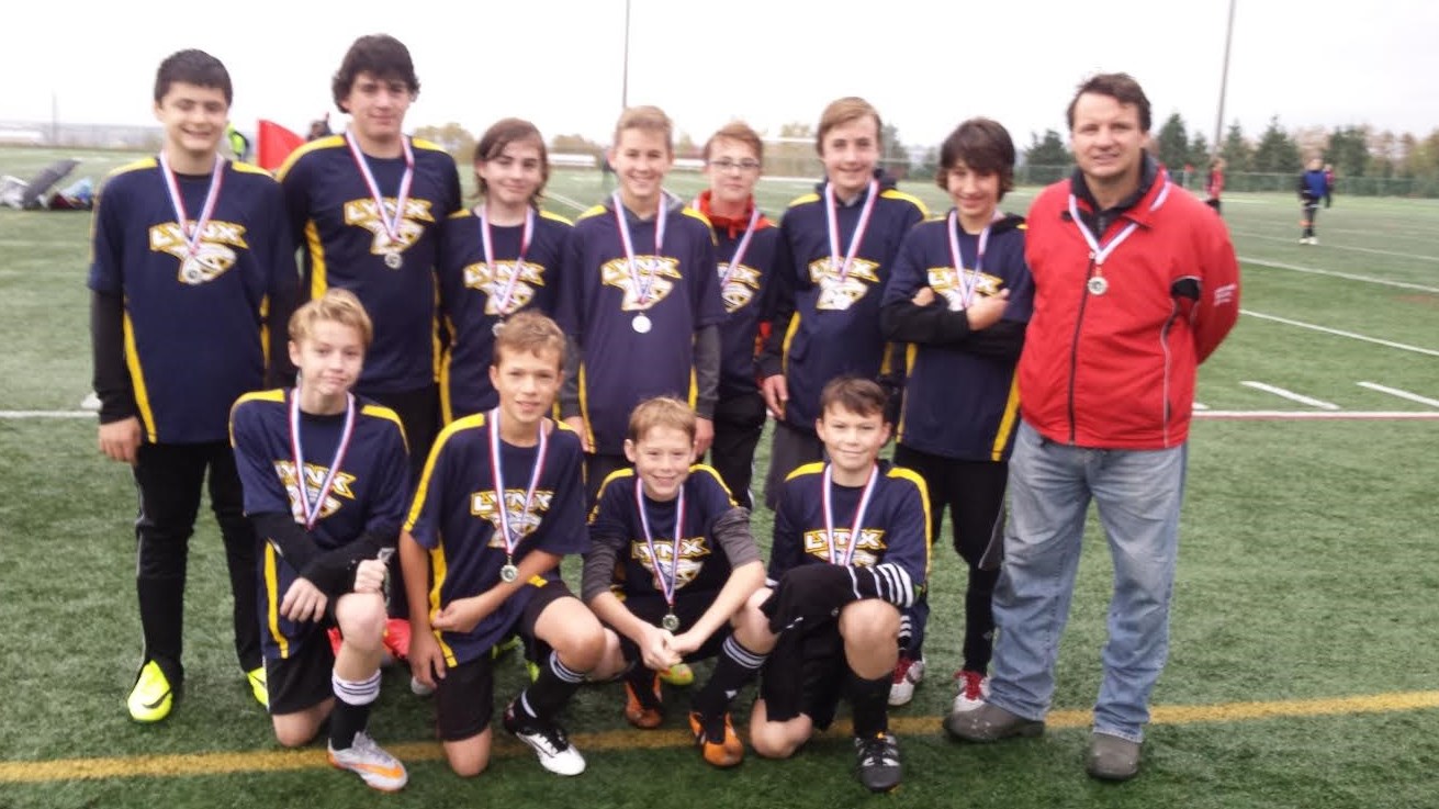 Une bannière de championnat et une médaille d'argent pour les équipes de soccer des Lynx