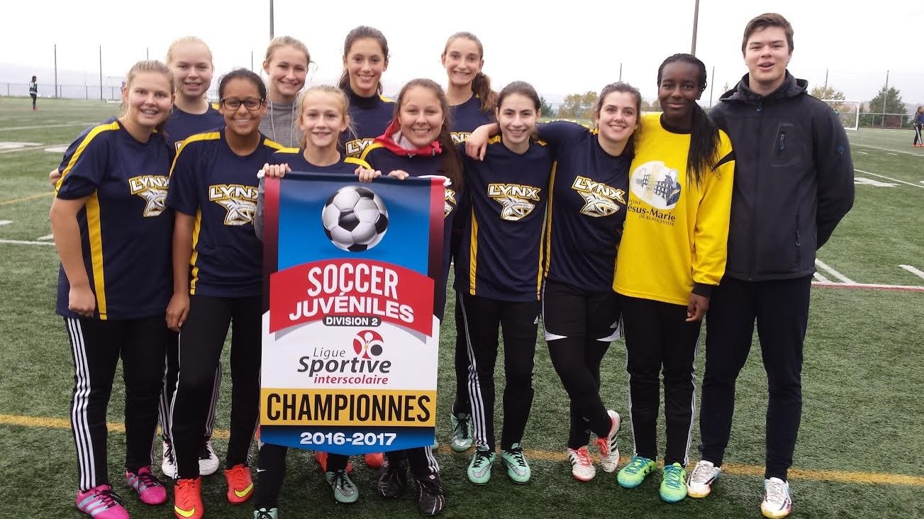 Une bannière de championnat et une médaille d'argent pour les équipes de soccer des Lynx